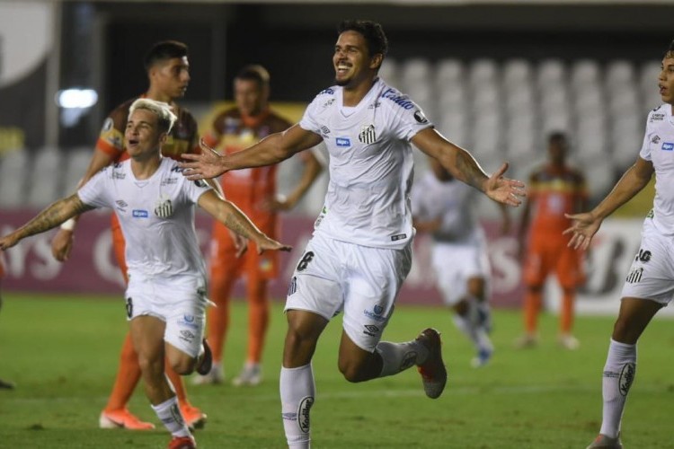 https://webradioparacuru.com/uploads/news/Libertadores: Santos vence e mantém liderança no grupo