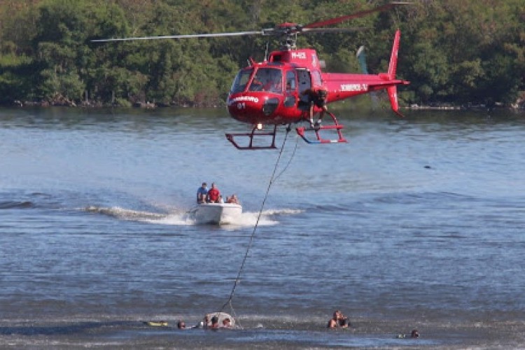 https://webradioparacuru.com/uploads/news/Helicóptero de pequeno porte cai na Baía de Guanabara