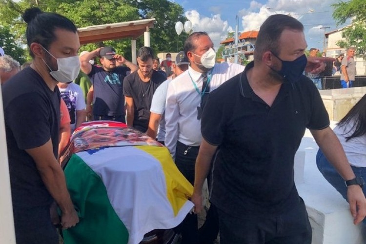 https://webradioparacuru.com/uploads/news/Corpo do cantor sertanejo Maurílio é sepultado em Imperatriz, no Maranhão