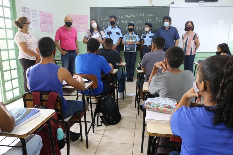 https://webradioparacuru.com/uploads/news/Prefeito Claudio Burrinho e organizadores da Guarda Mirim visitam escolas de Iturama