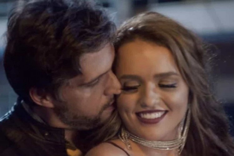 https://webradioparacuru.com/uploads/news/Rafa Kalimann e Léo Chaves trocam beijos e se casam em clipe do cantor