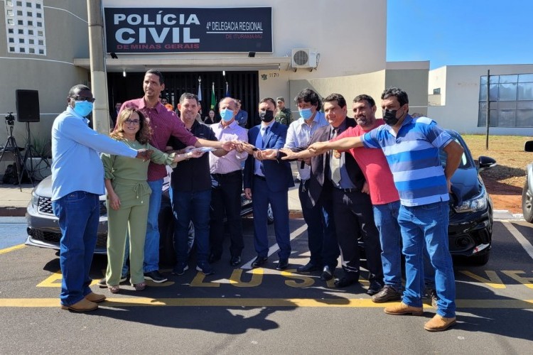 https://webradioparacuru.com/uploads/news/ Prefeitura Municipal de Iturama entrega 02 veículos 0km a Polícia Civil