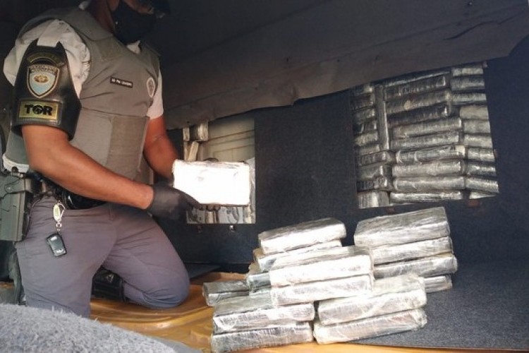 https://webradioparacuru.com/uploads/news/ Caminhoneiro é preso com 225 tijolos de cocaína em Santópolis do Aguapeí