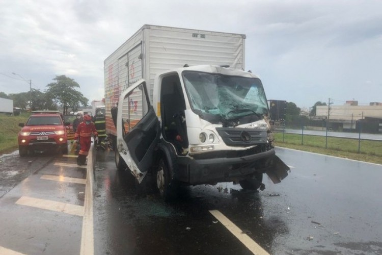 https://webradioparacuru.com/uploads/news/Acidente entre caminhões interdita trecho da rodovia BR-153 em Rio Preto