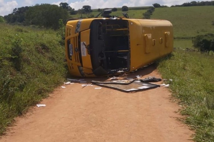 https://webradioparacuru.com/uploads/news/Pouso Alegre: ônibus escolar tomba na zona rural
