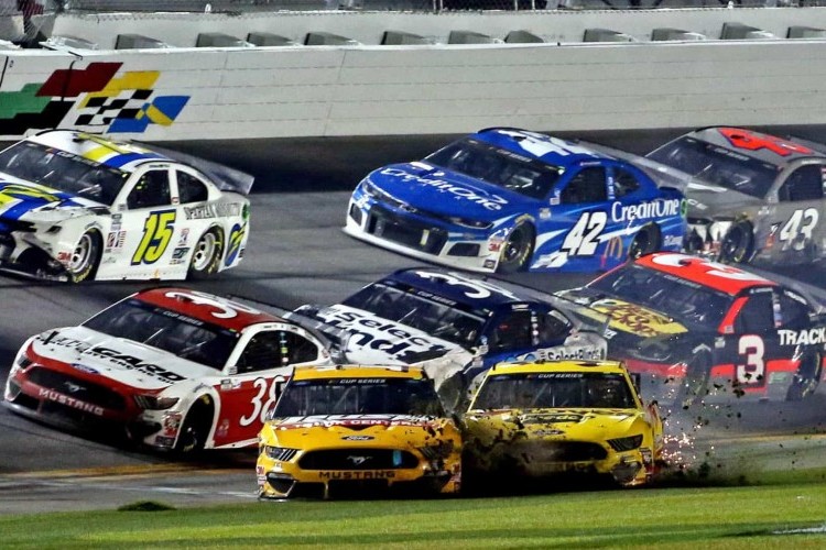 https://webradioparacuru.com/uploads/news/Capotamento na Nascar deixa piloto em estado grave