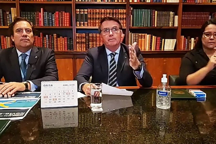 https://webradioparacuru.com/uploads/news/Bolsonaro espera retomada de atividades no país em até quatro meses