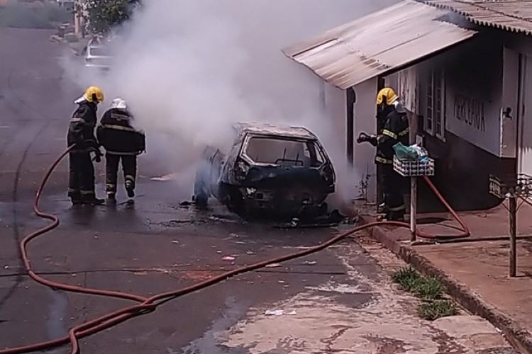 https://webradioparacuru.com/uploads/news/Carro é incendiado em Uberaba; suspeita é vingança por dívida