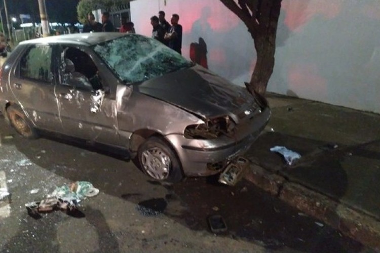 https://webradioparacuru.com/uploads/news/Carro desgovernado bate em motos, capota e deixa feridos em Uberlândia