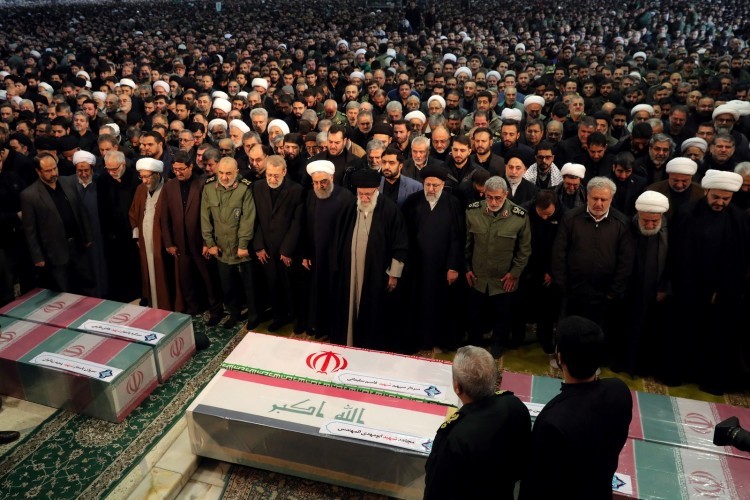 https://webradioparacuru.com/uploads/news/Ali Khamenei lidera multidão em homenagem a general iraniano em Teerã, no Irã