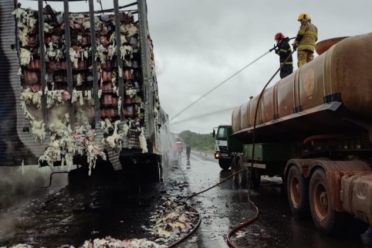 https://webradioparacuru.com/uploads/news/Carreta bitrem com luvas descartáveis pega fogo na BR-153 em Prata