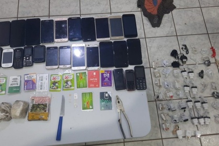 https://webradioparacuru.com/uploads/news/Dupla joga mais de 20 celulares por cima de laje da Penitenciária de Uberaba