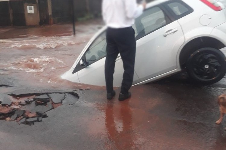 https://webradioparacuru.com/uploads/news/Carro cai dentro de cratera que se abriu em rua em Ituiutaba; local está interditado