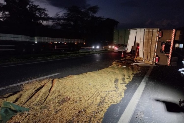 https://webradioparacuru.com/uploads/news/Carreta carregada com soja tomba e interdita parte da BR-050 em Uberlândia